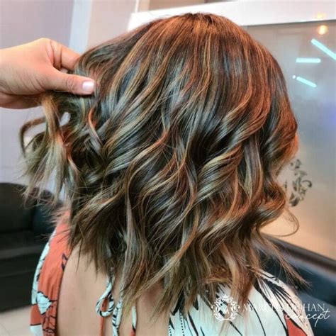 morena iluminada mel cabelo curto|Morena iluminada em cabelo curto: 45 ideias para arrasar com。